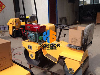 濰坊風箏節(jié)草坪壓平，客戶選擇了翔工小型壓路機