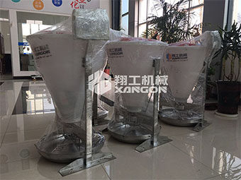 瀝青灌縫機廠家轉(zhuǎn)變養(yǎng)殖思維，智能化搶先市場