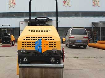 座駕壓路機(jī)“身材小，能量大”