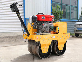 小型壓路機(jī)雨季夜間施工應(yīng)該注意哪些問題呢？