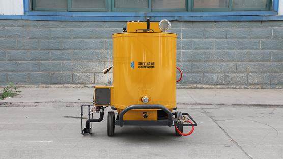 瀝青灌縫機整機配備發(fā)電機組，可以提供充足動力